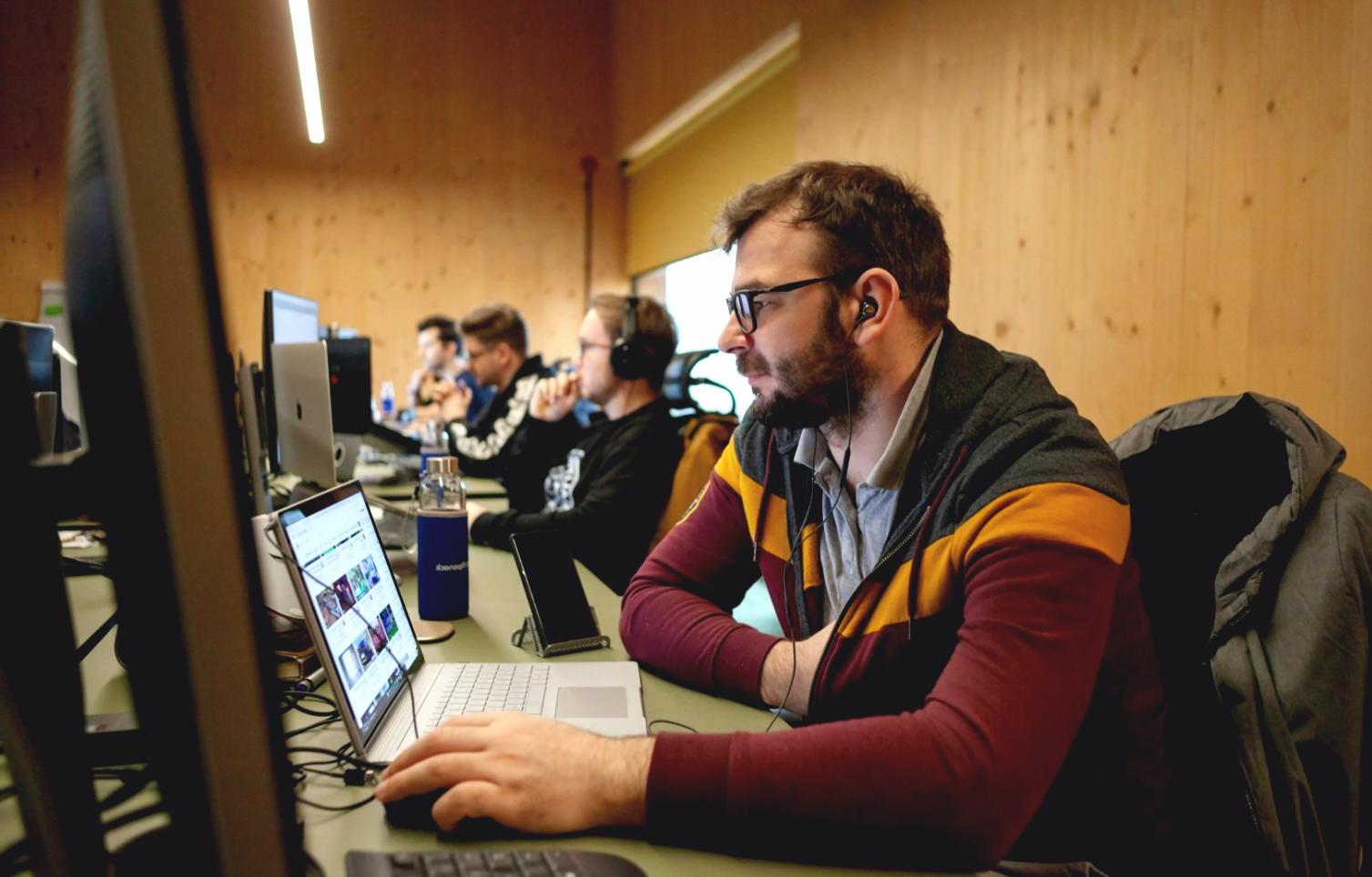 Trading-Analyse mit technischen Indikatoren auf mehreren Bildschirmen