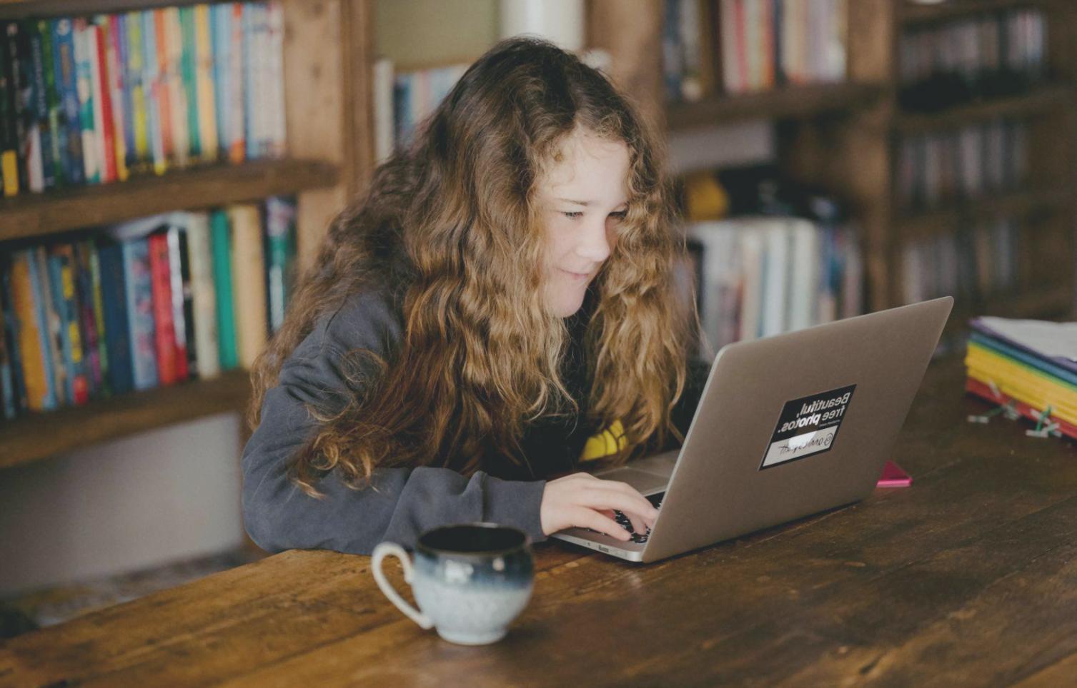 Moderne Lernumgebung mit professionellen Trading-Setups